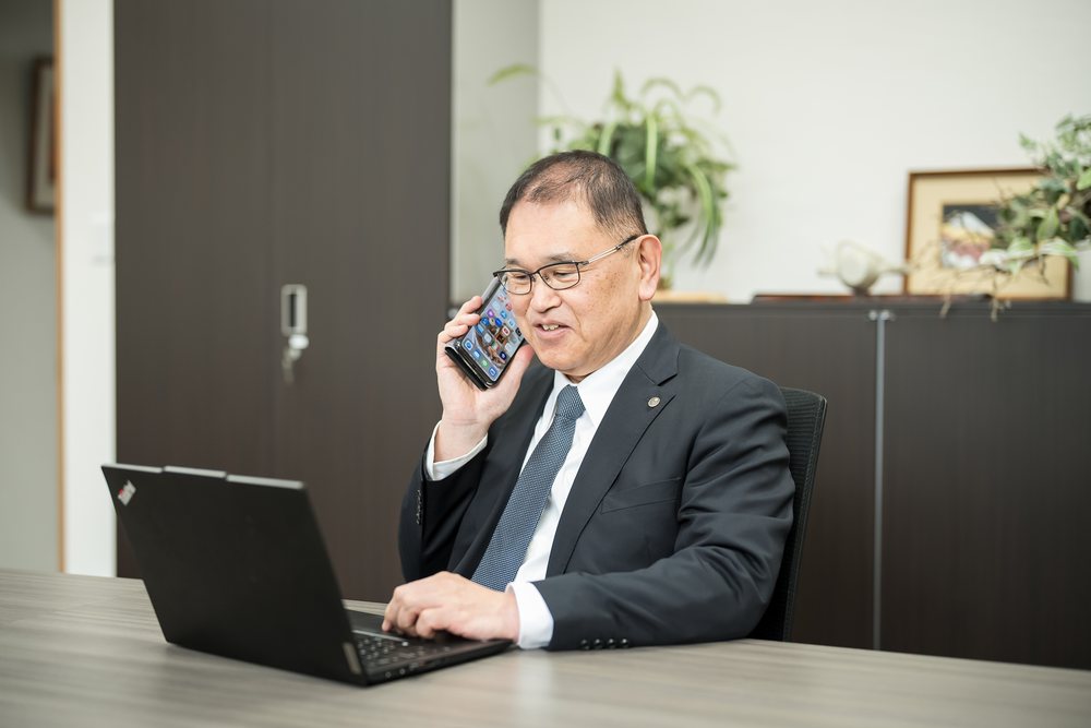電話で相続の相談に応じる所長